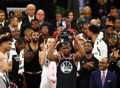 全明星璀璨：明星队员齐聚一堂，火花四射惊艳全场的简单介绍